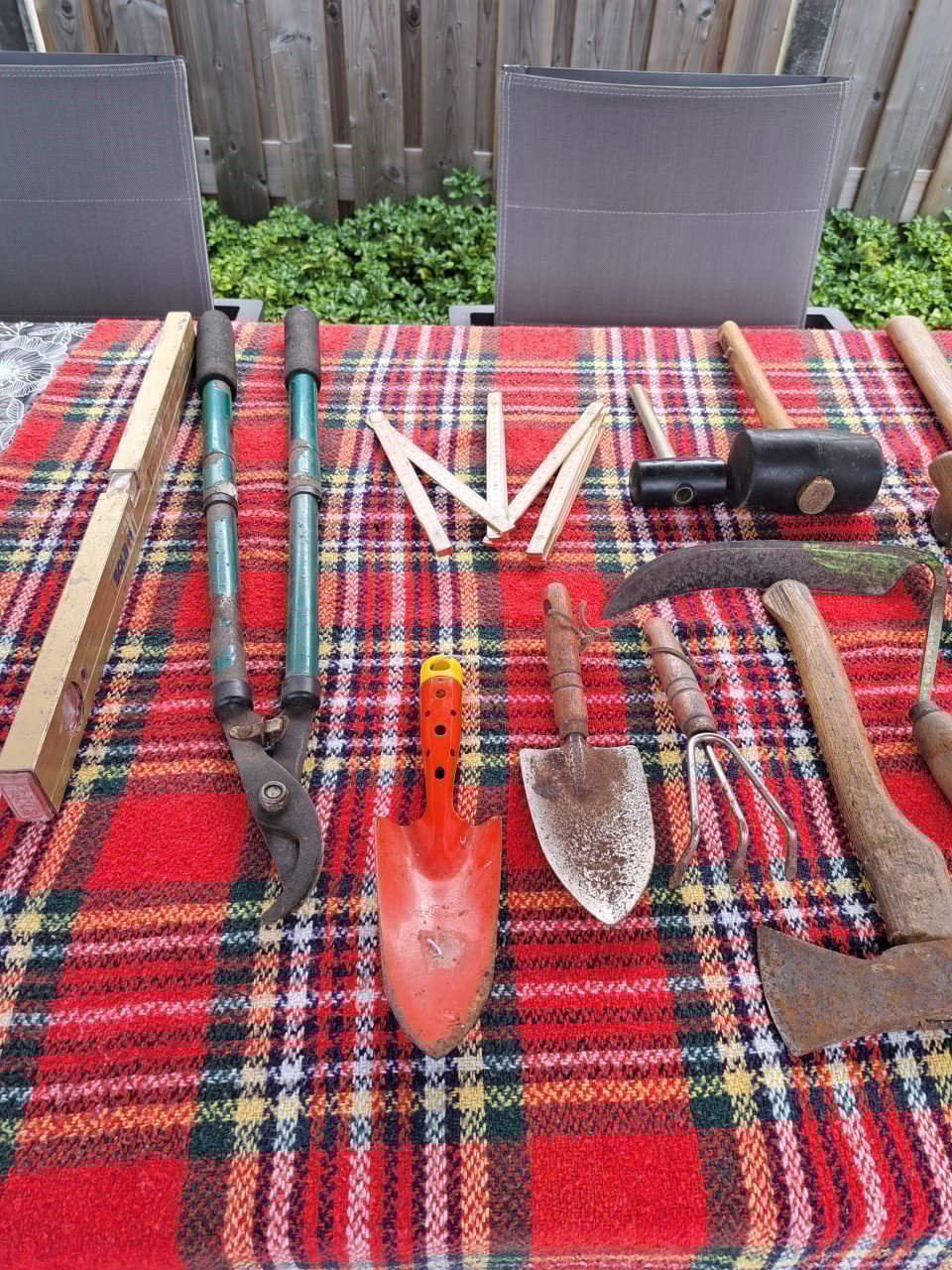 Tuingereedschap groe hamer, zeisje,  etc.