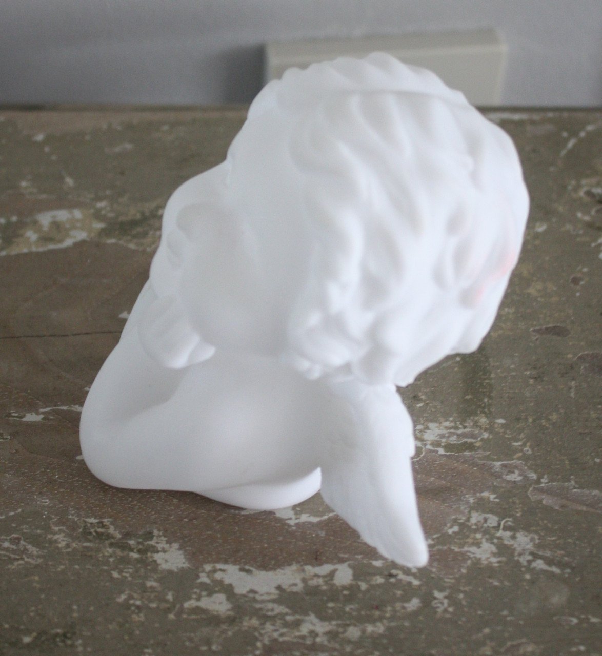 Witte kunststof enge met geel licht