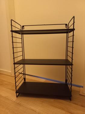 Zwart rekje voor aan de muur