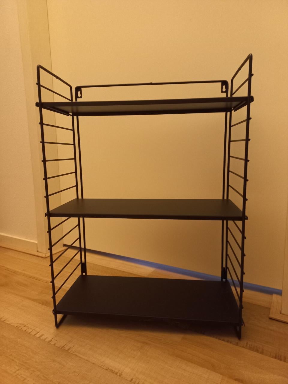 Zwart rekje voor aan de muur