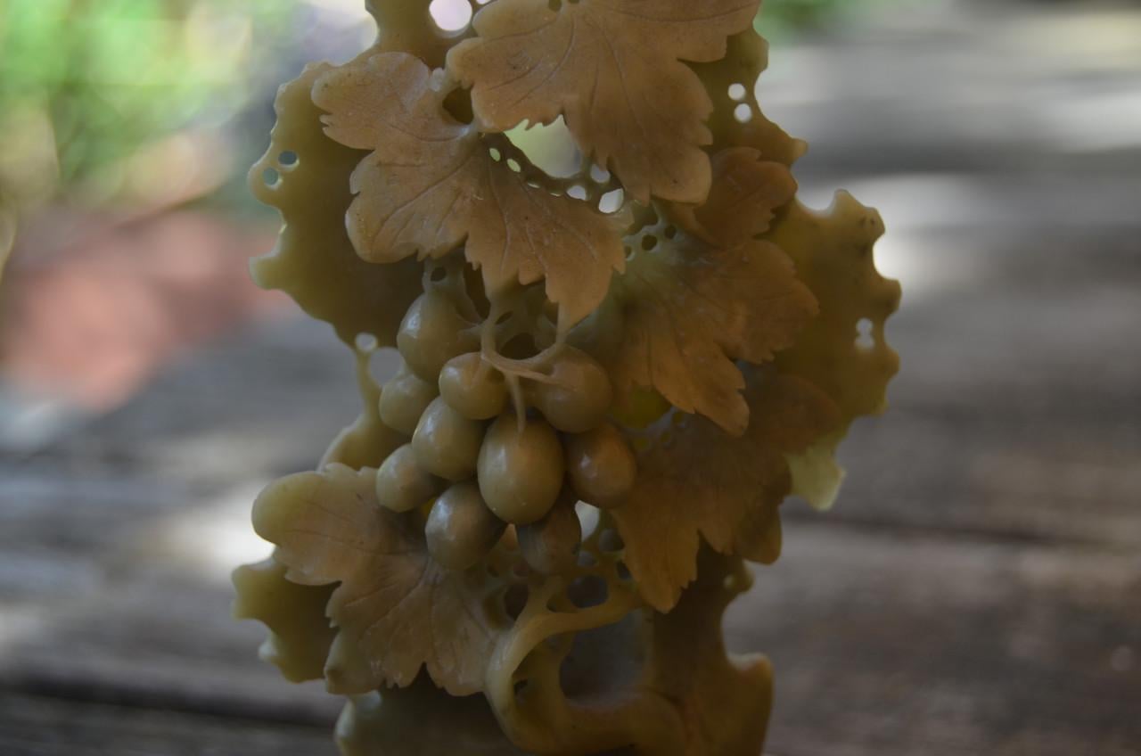 Fraaie spekstenen sculptuur van een wijnrank/druiven