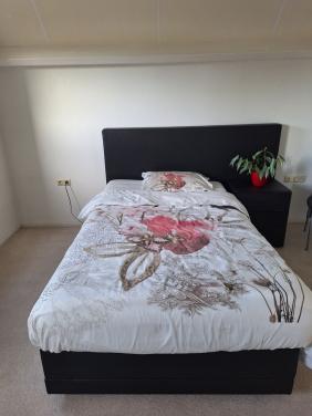 Boxspring twijfelaar elektrisch compleet met nachtkastje