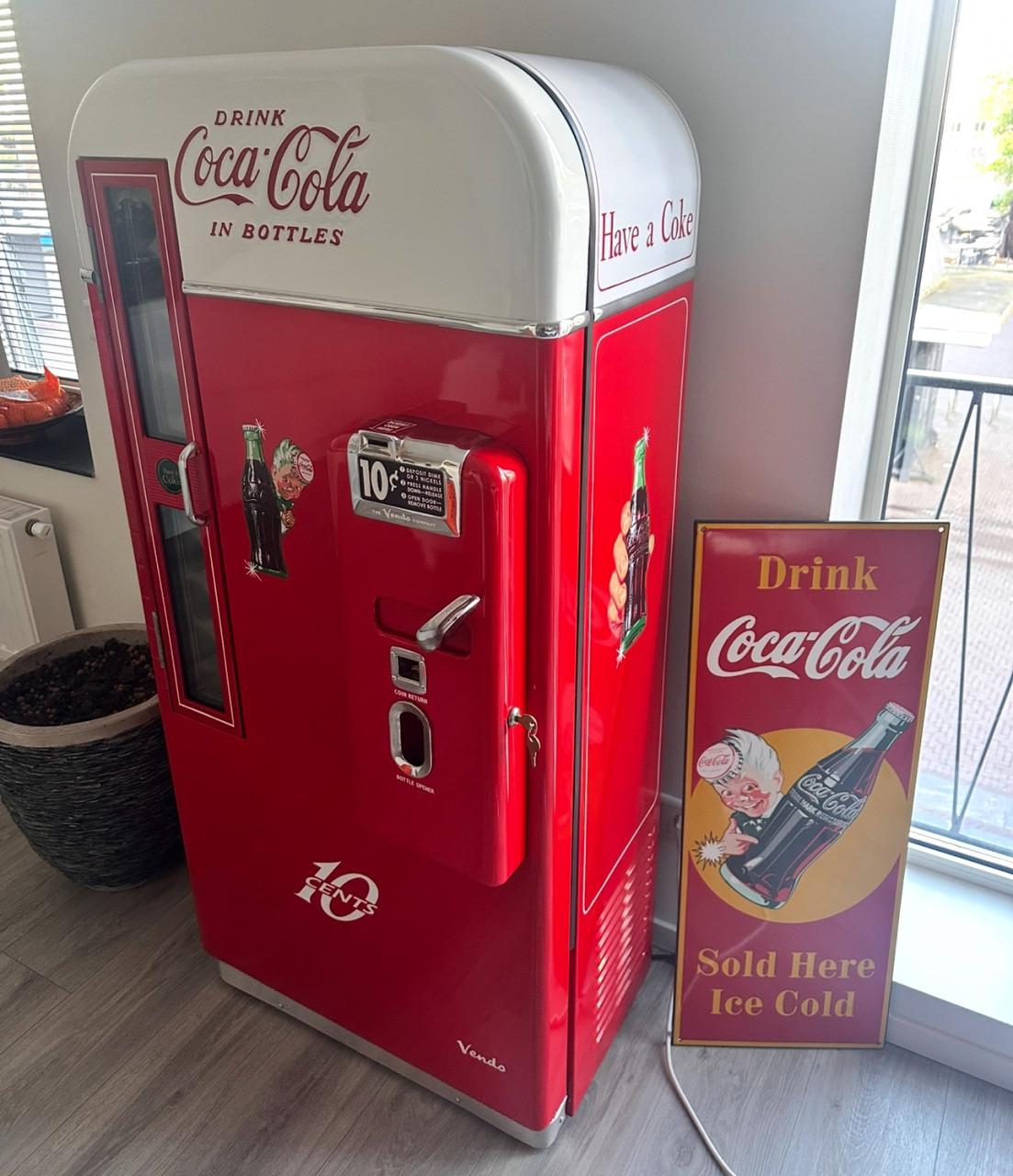 Retro COCA-COLA Machine
