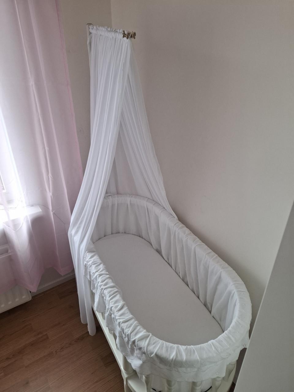 Handgemaakte wieg met hemeltje & nieuw matras