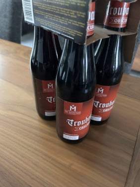 9 flesjes bier, Troubadour Obscura en blond