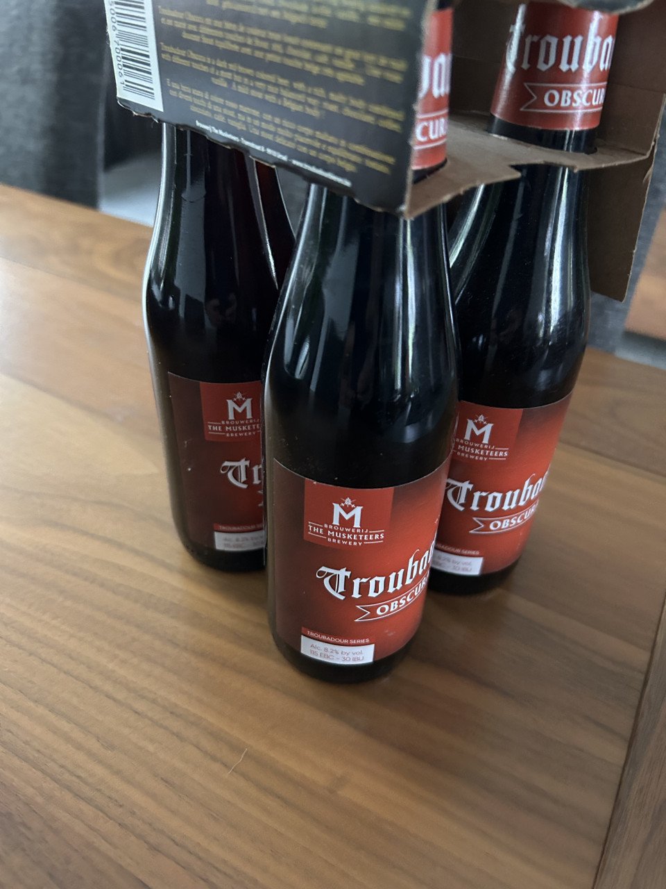 9 flesjes bier, Troubadour Obscura en blond