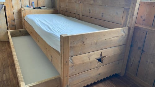 Steigerhouten bed