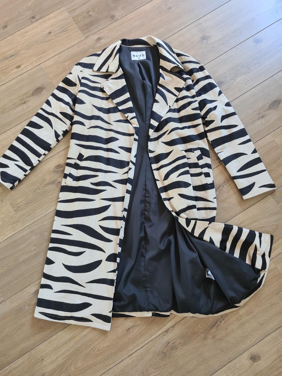 Nieuwe NA-KD jas met een trendy zebraprint Maat 40