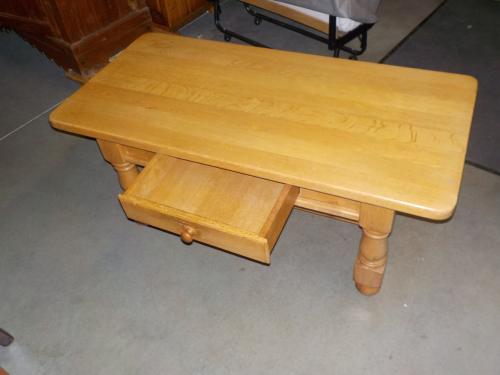 In vrijwel nieuwstaat salontafel massief blank eiken met lade