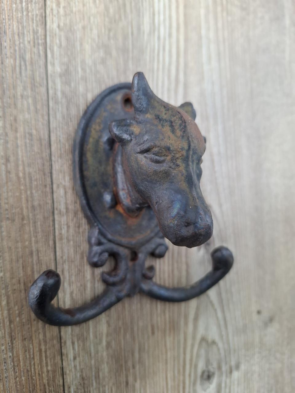 Gietijzeren koe met haakjes