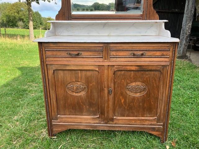 Antieke lavabo met spiegel