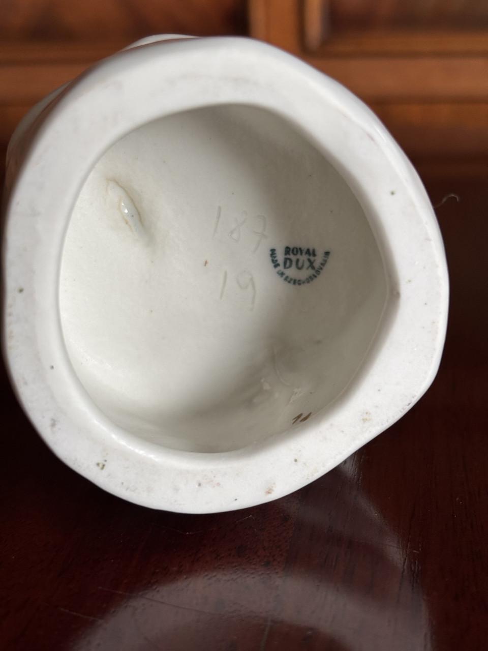 EEN ROYAL-DUC ROCOCO BEELDJE ,” DE VIOLIST”.