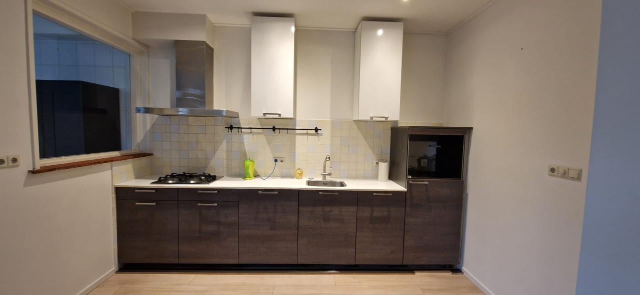 Keuken incl. koelkast, vaatwasser, gasfornuis, afzuigkap en kraan.