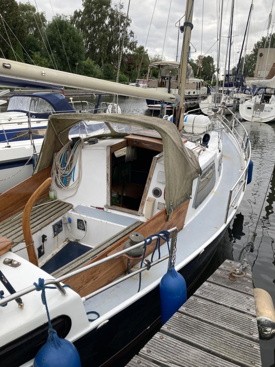Zeilboot met strijkbare mast