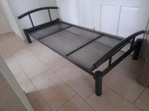 2 x Metalen bed  90 x 200 (in goede staat )  €60 per stuk