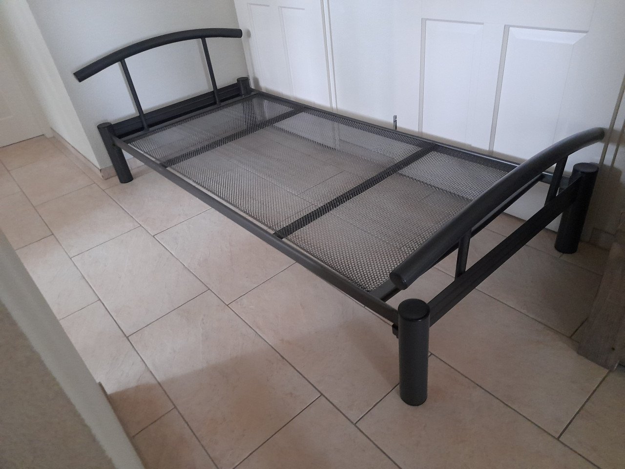 2 x Metalen bed  90 x 200 (in goede staat )  €60 per stuk