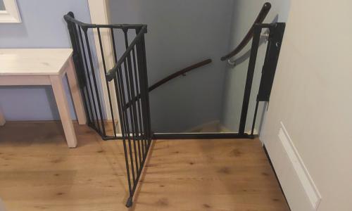 Zwart verstelbaar traphekje
