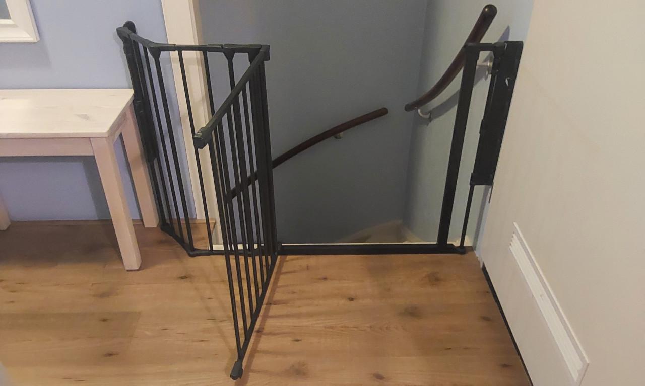 Zwart verstelbaar traphekje