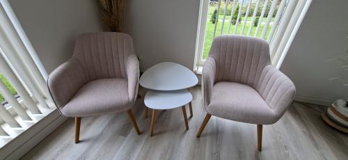 Te Koop; 2x roze stoeltjes met tafeltjes