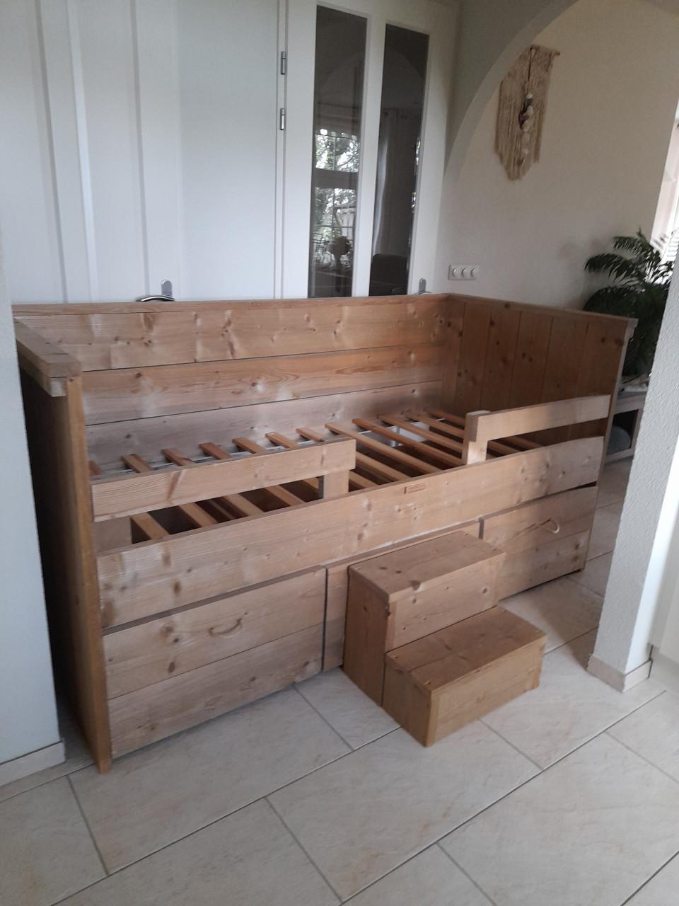 Van Londen steiger houten bed 90 x 200 met 3 laden (in goede nette staat )