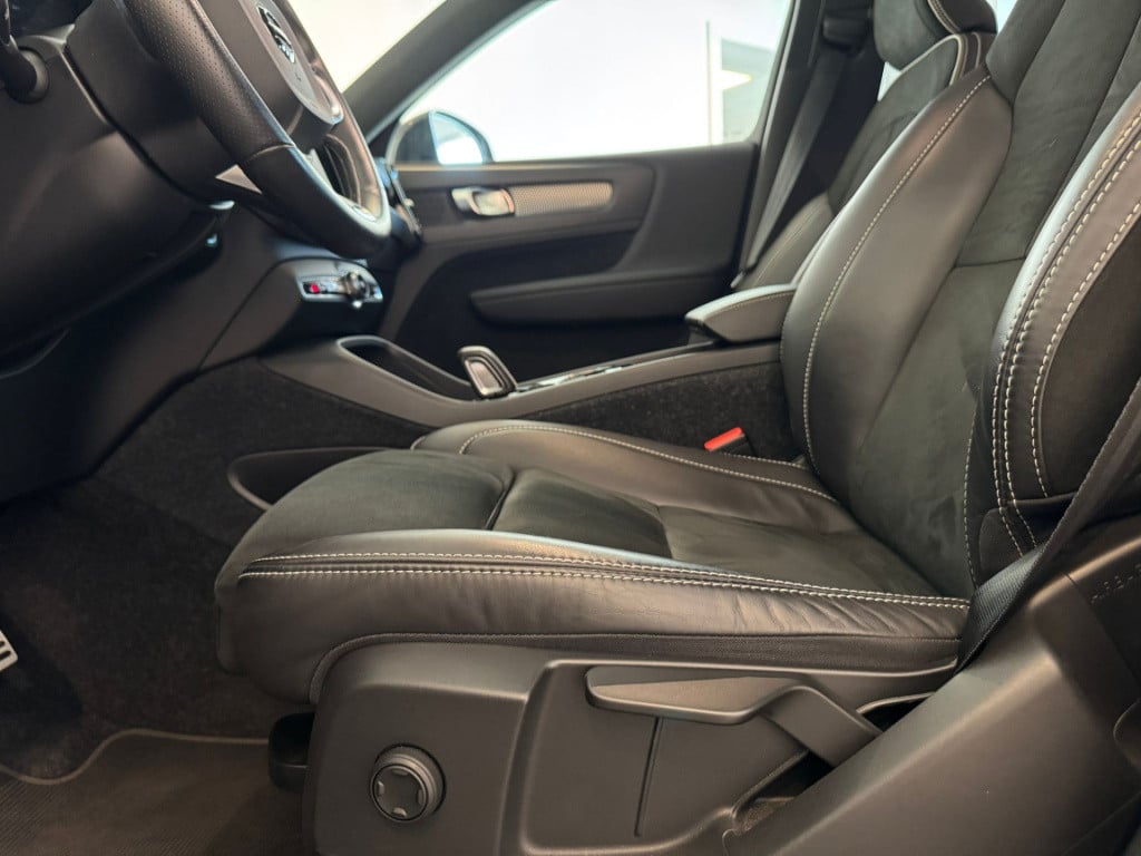 Volvo XC40 1.5 t4 recharge r-design black edition