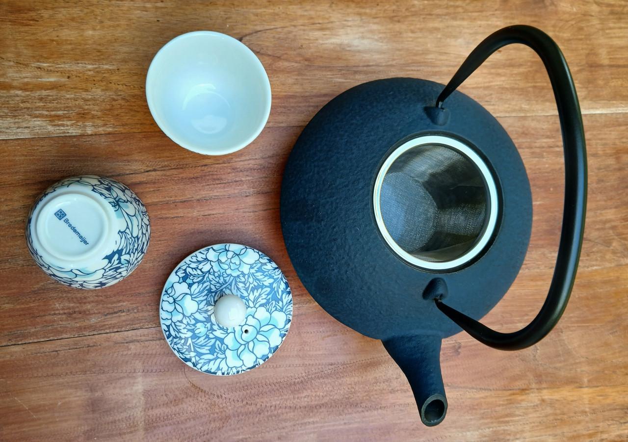 Gietijzeren theepot met 2 kopjes - Bredemeijer