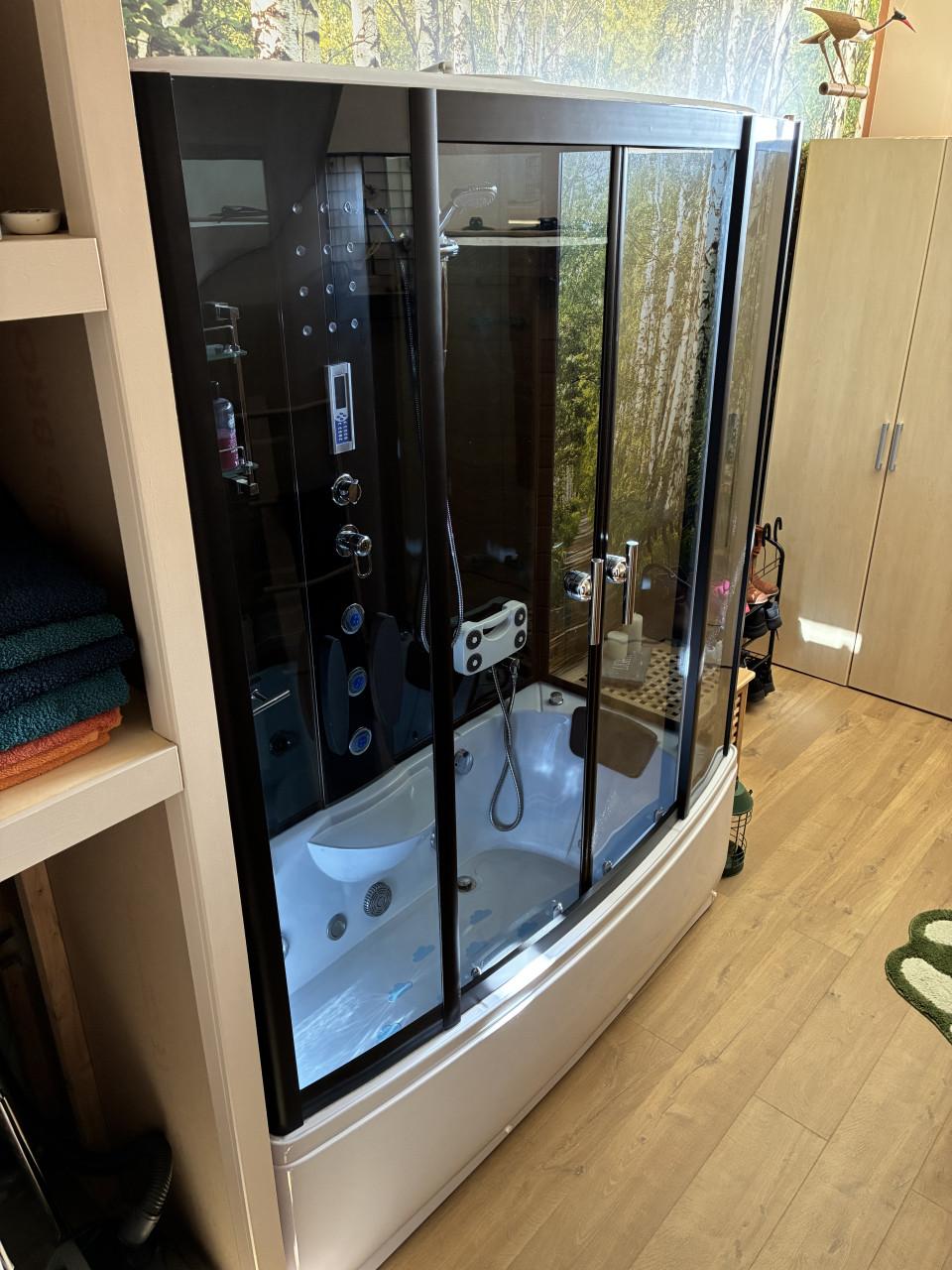 Bad-Douchecabine met whirlpool