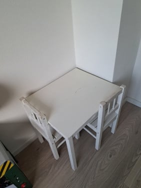 Kindertafel met twee stoeltjes