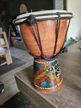 Mooi houten kleurrijk Djembe/ darbouka, handgemaakt Afrika....