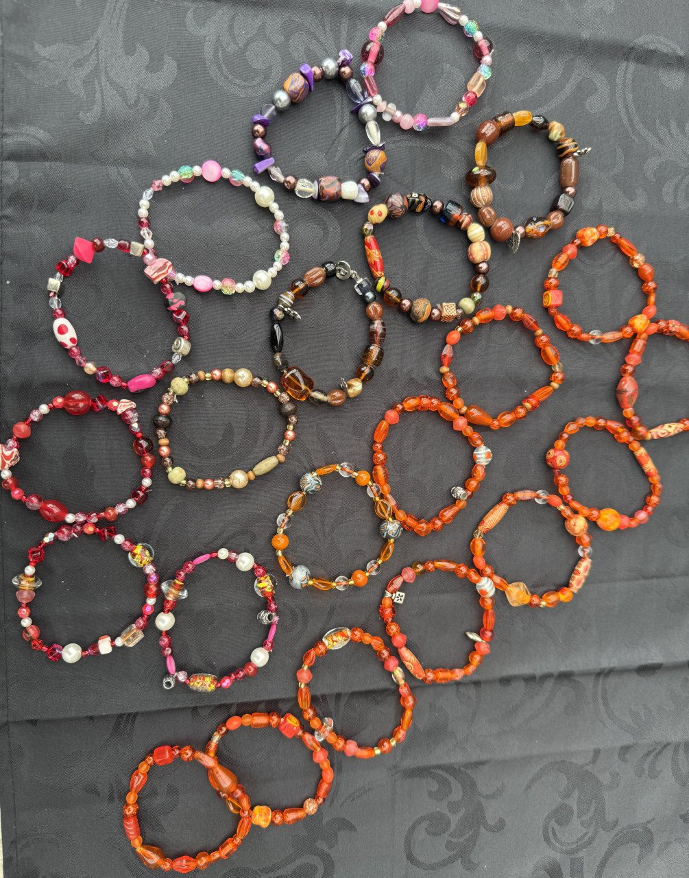 Armbandjes en Sleutelhangers. NIEUW met GLAZEN kralen. Passen altijd.