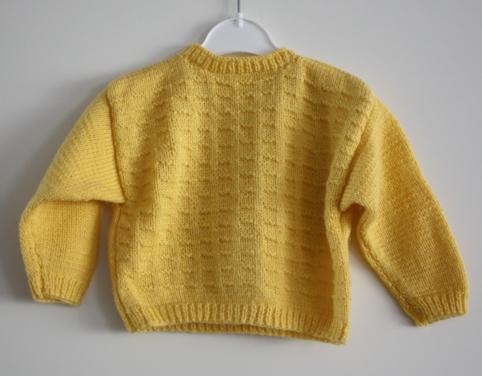 Gele gebreide trui