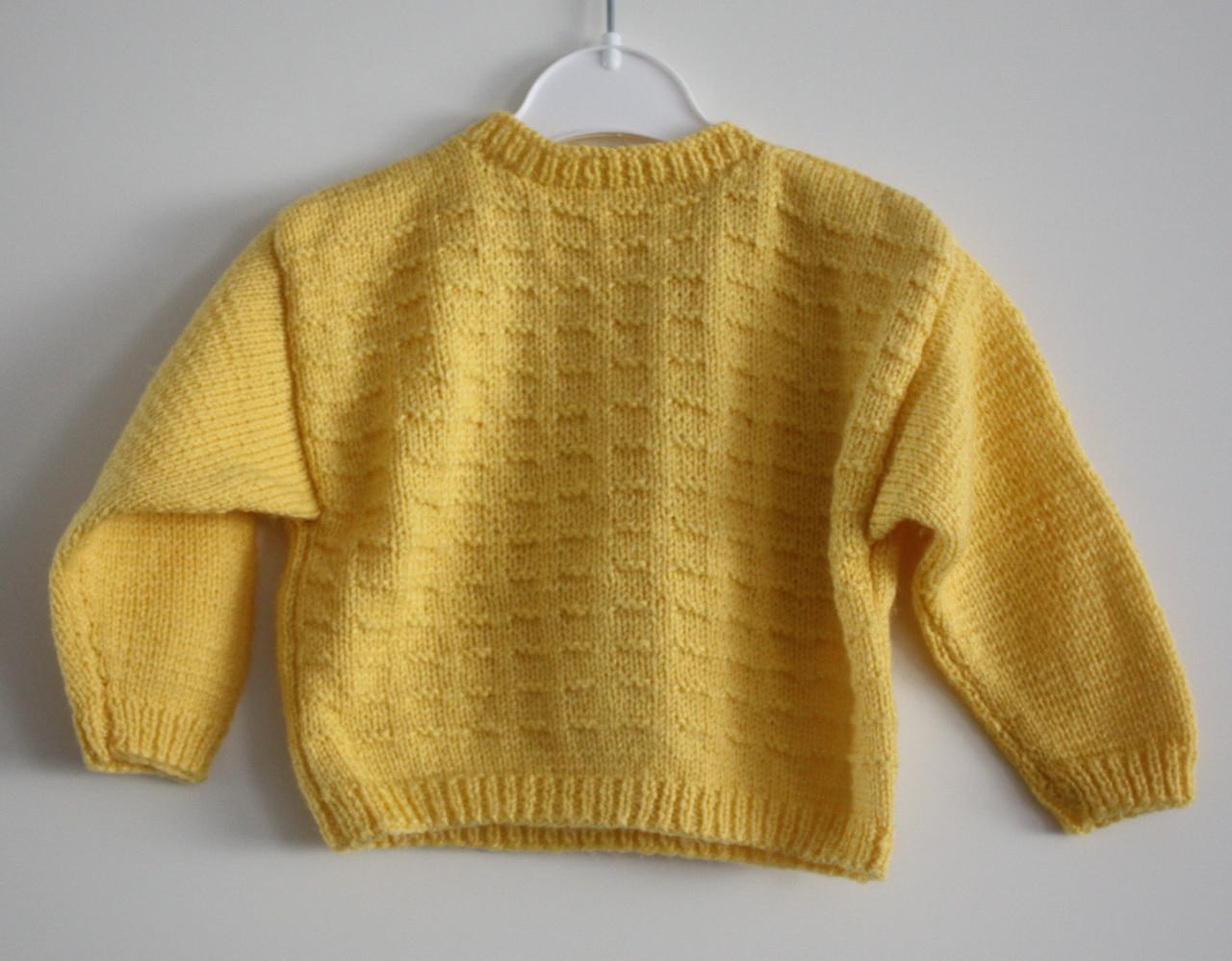 Gele gebreide trui