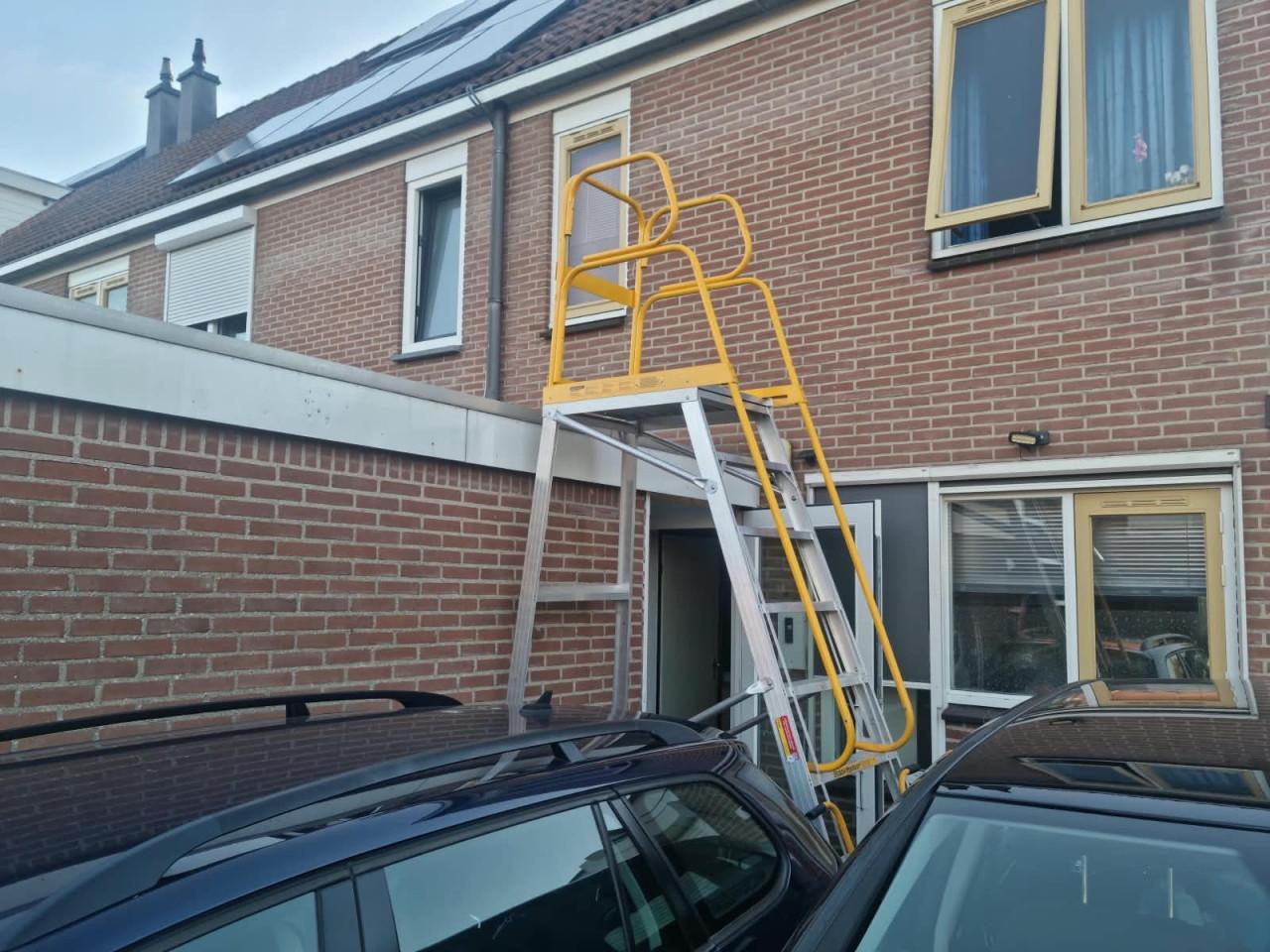 Staande ladder met bordes van aluminium