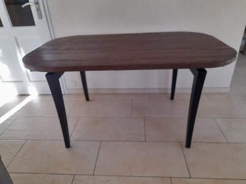 Mooie massief houten doorleefde tafel 89 x 150 x 75H (in goede staat)