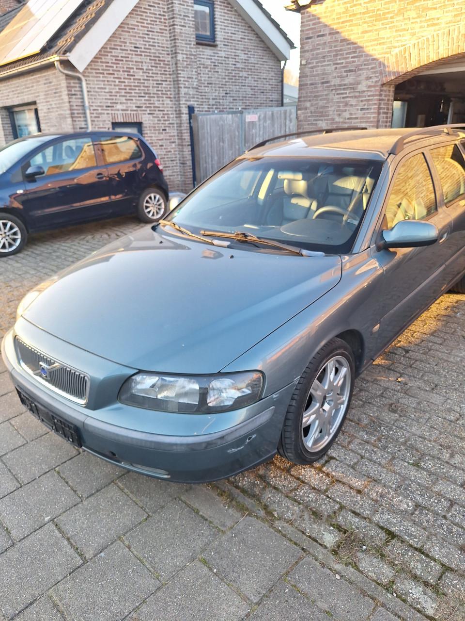 Donker grijze Volvo V70 te koop.