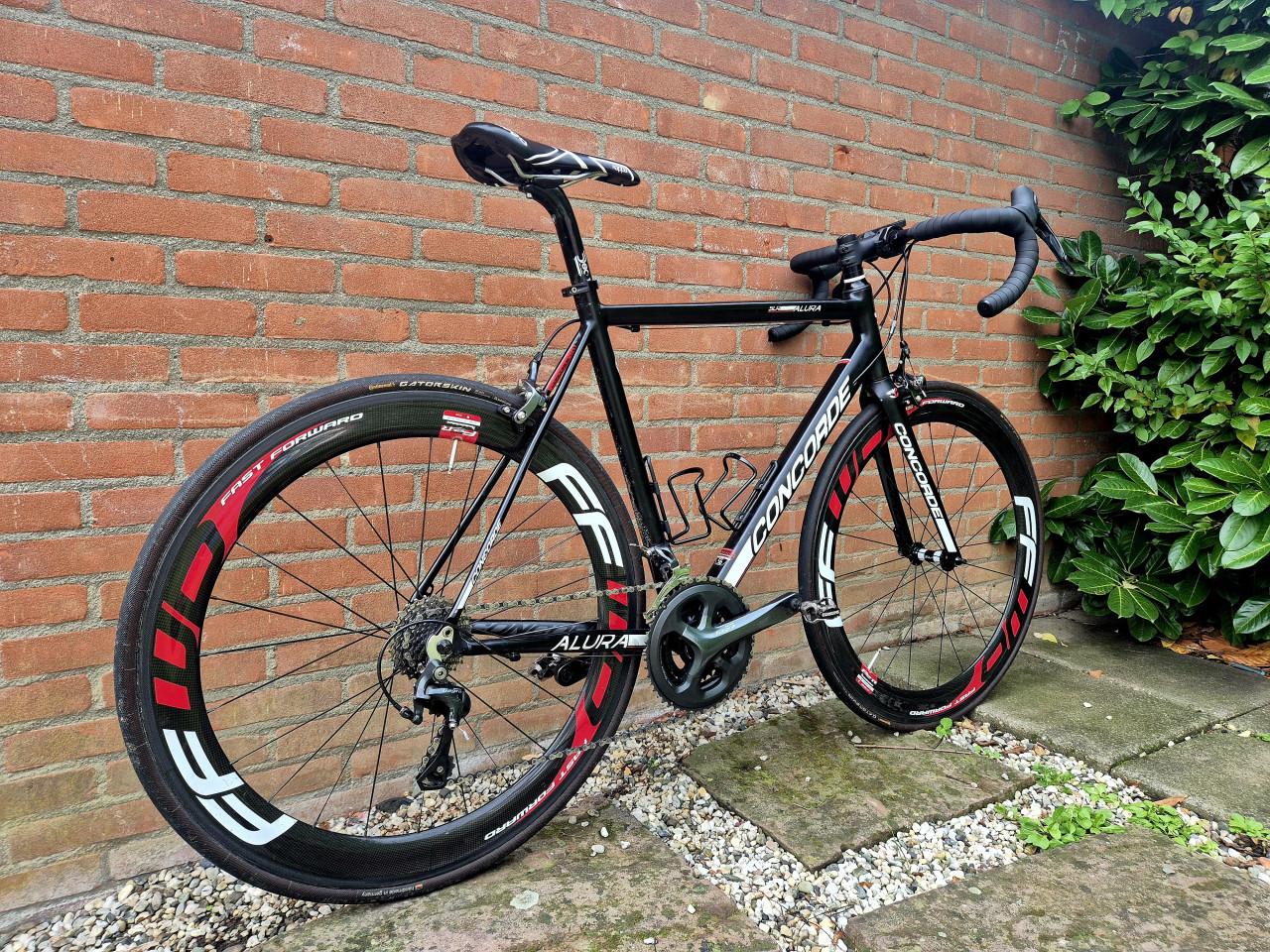 Concorde alura met handgespaakte carbon wielset