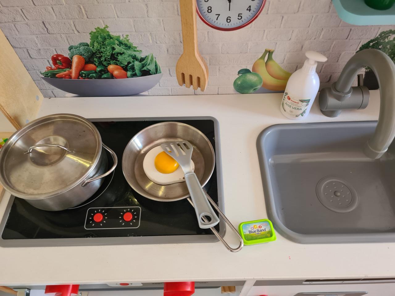 Houten speel keuken met geluiden , licht en ongeveer 150 accessoires