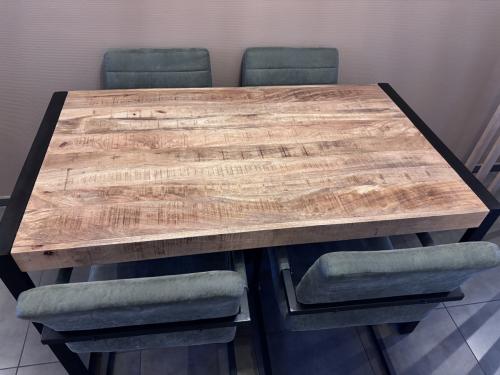 Eettafel met stoelen