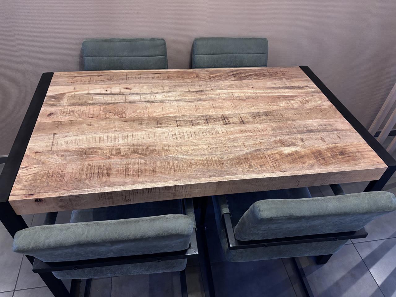 Eettafel met stoelen