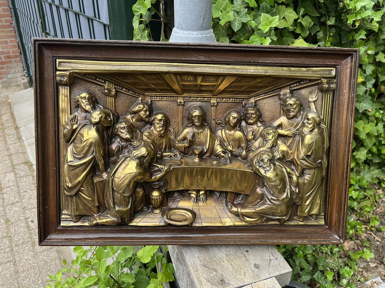 Messing reliëfsculptuur met houten lijst