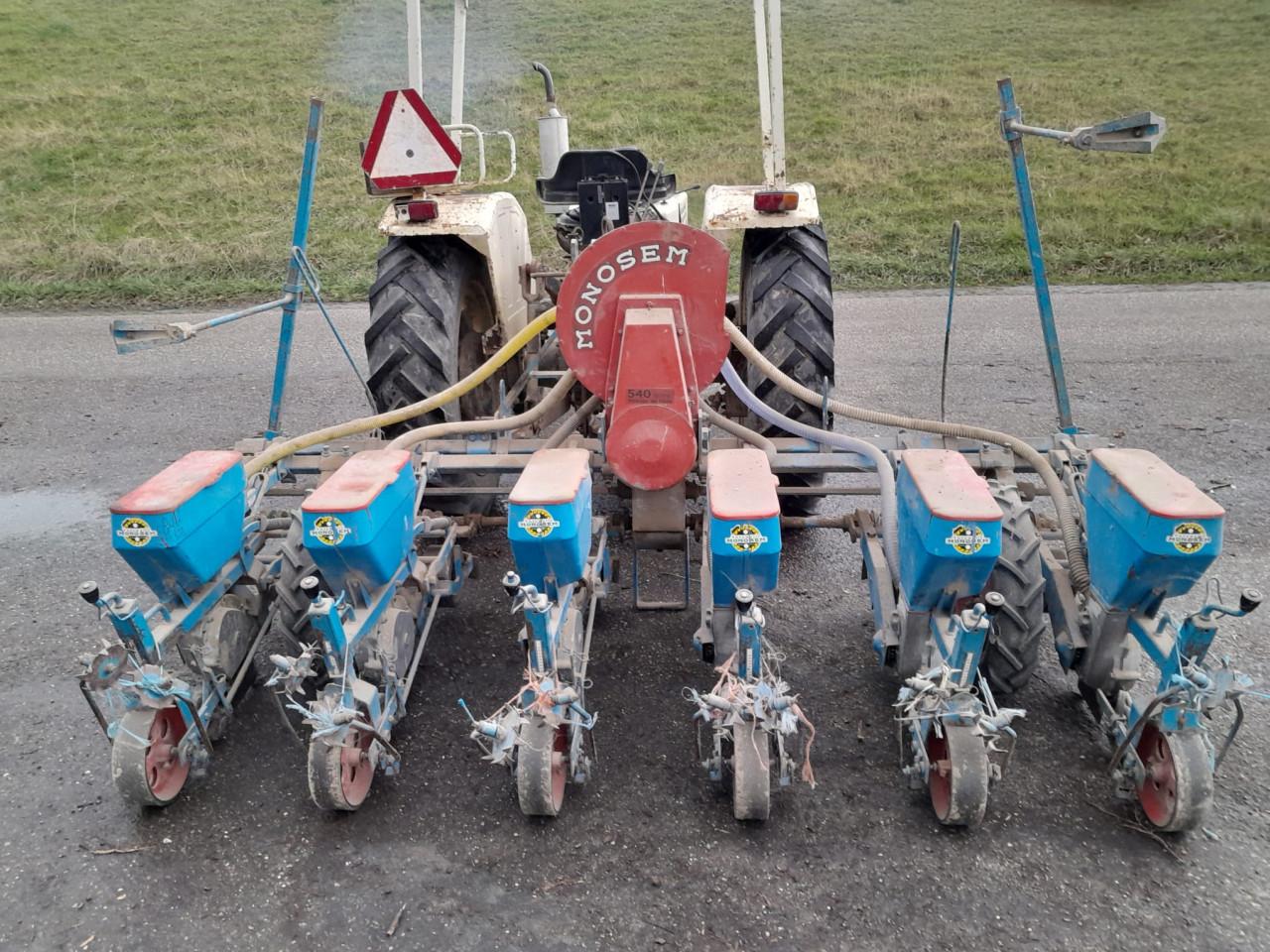 Diverse landbouwmachines en materialen