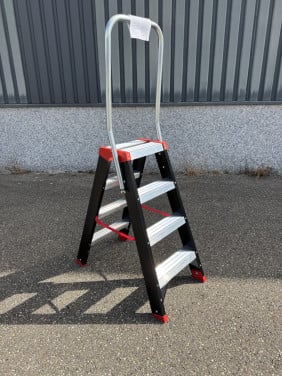 Trap 4 treden dubbel oploopbaar met steunbeugel NIEUW