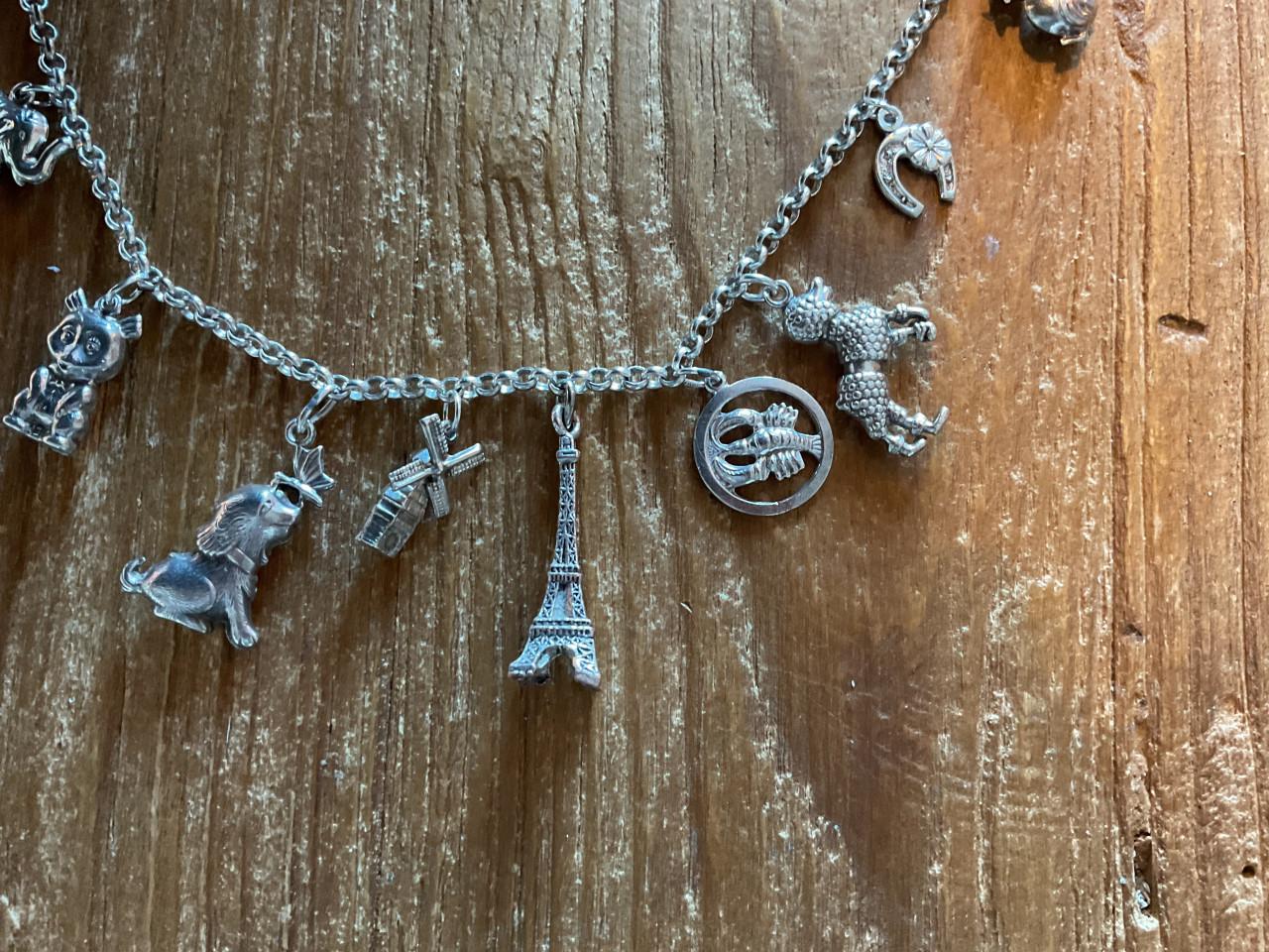 Zilveren bedelketting met 11 bedels o.a. de Eifeltoren