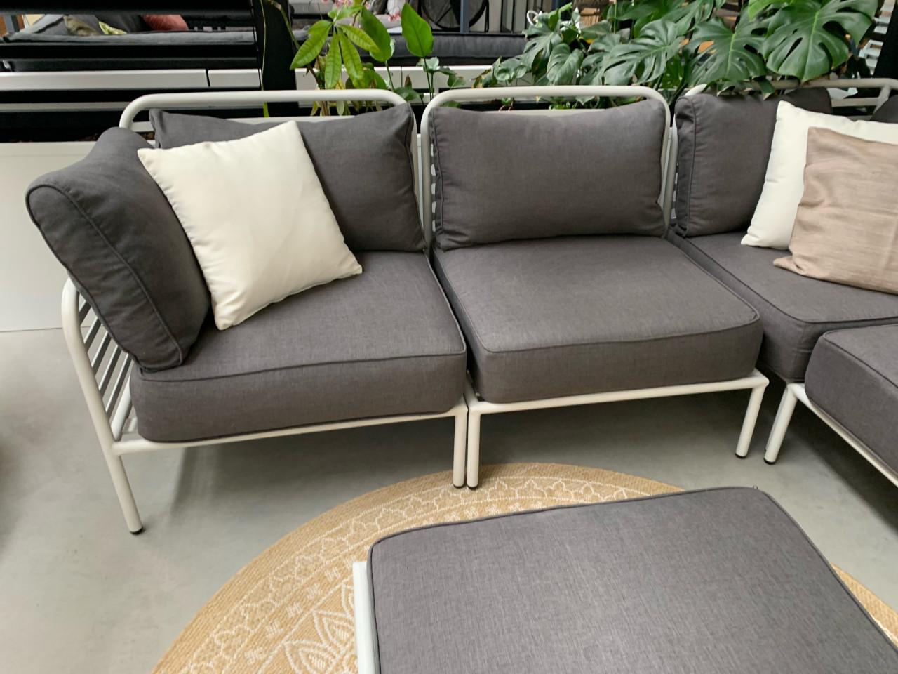 Loungeset alminium met hele dikke kussens en tafel tevens poef