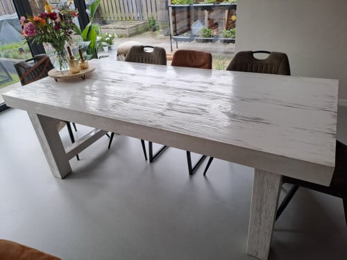 Eettafel gebroken wit, bewerkt hout