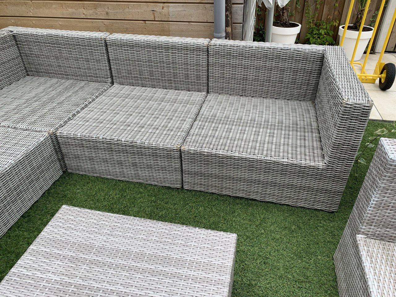 Loungeset riet, met kussens en tafel en stoel