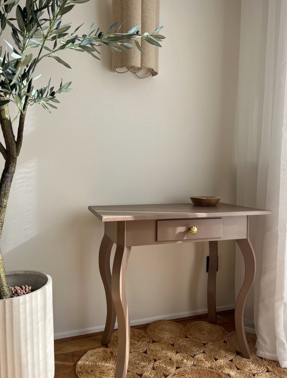 Gerestyled vintage halmeubel/sidetable – taupe + gouden knop