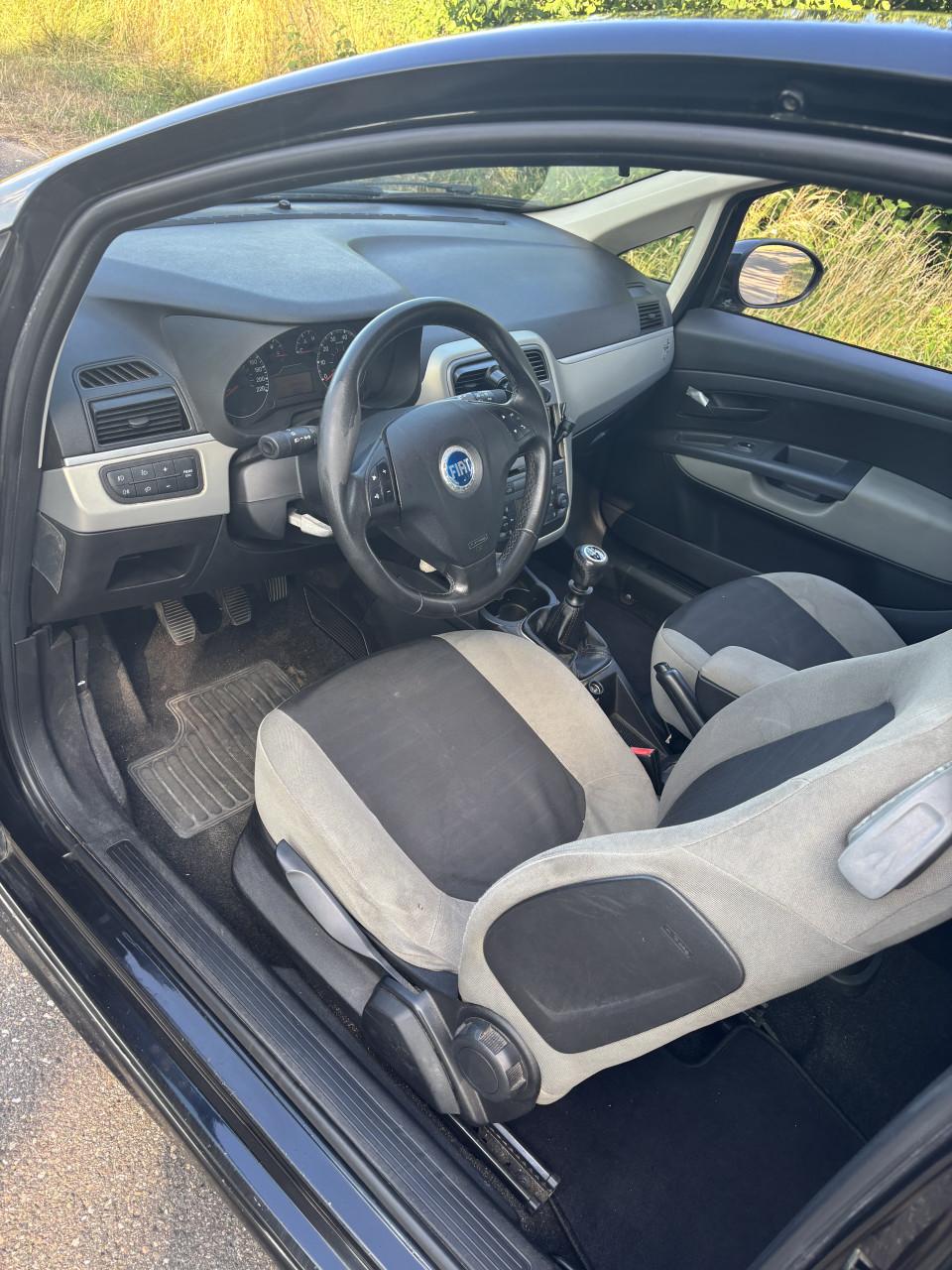 Zwarte fiat punto