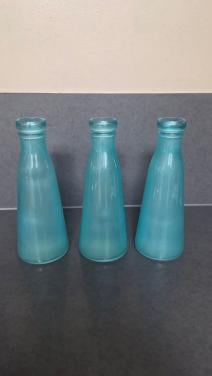 🥰 3 dezelfde aqua-blauwe puntgave vaasjes.