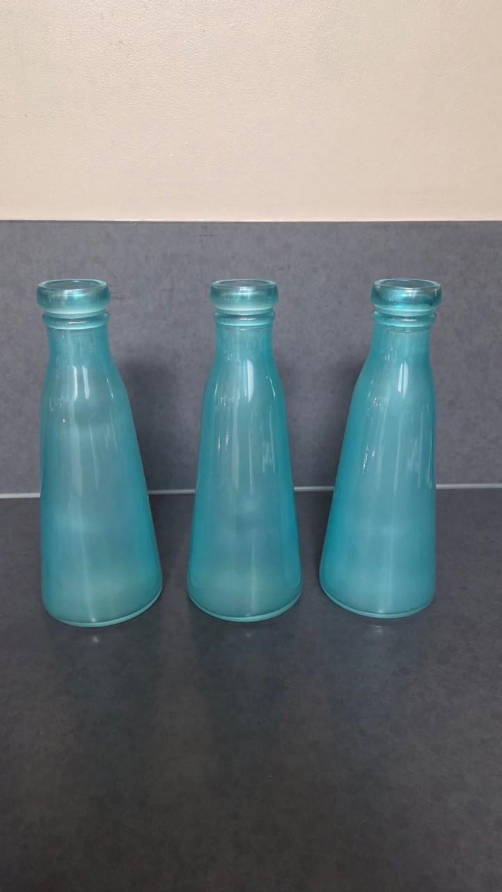 🥰 3 dezelfde aqua-blauwe puntgave vaasjes.